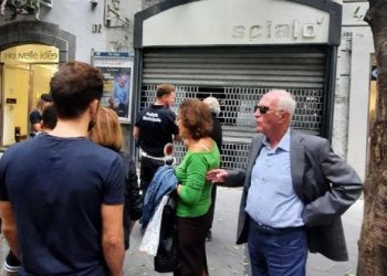 Tartaruga cade da un balcone in una centralissima strada pedonale di Napoli e si spacca il carapace