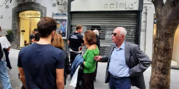 Tartaruga cade da un balcone in una centralissima strada pedonale di Napoli e si spacca il carapace